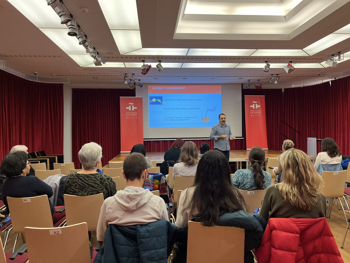 Edinumen's tweet photo. Comienza el I Encuentro #ProfELE en Berlín con la intervención de Julián López de @idiomasua https://t.co/EcX0ZEFW0e