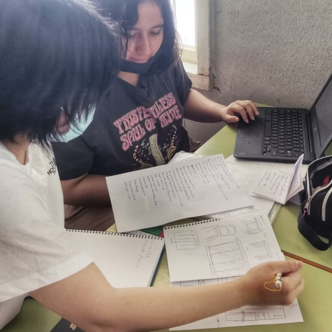 colegiovedruna's tweet photo. Ha ocurrido una catástrofe y el aire va ser irrespirable. Alumnos de 3° ESO calculan el volumen de oxígeno del aula, cuánto tiempo les durará y qué medidas adoptar para sobrevivir. Todo ello gracias a las Matemáticas, la Geometría y las nuevas tecnologías. #somosvedruna https://t.co/cMos8U9caM