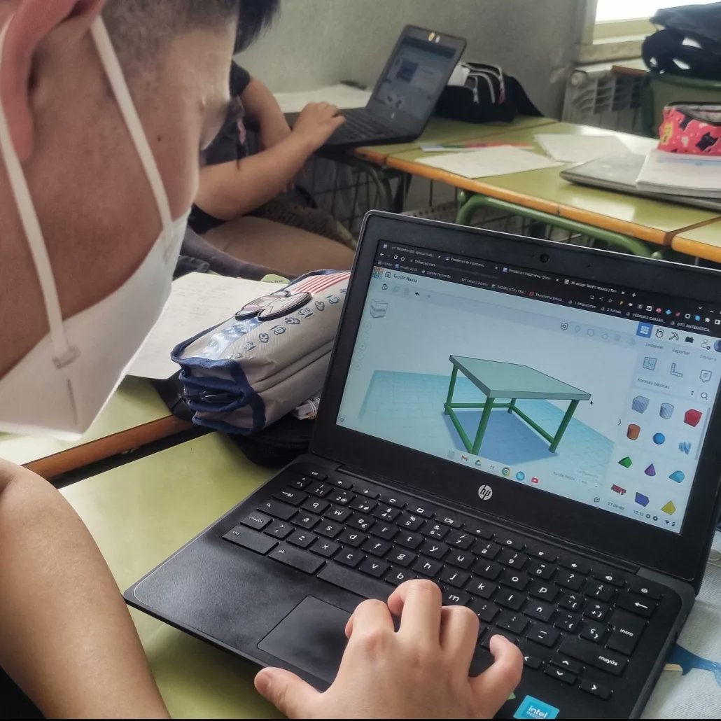 colegiovedruna's tweet photo. Ha ocurrido una catástrofe y el aire va ser irrespirable. Alumnos de 3° ESO calculan el volumen de oxígeno del aula, cuánto tiempo les durará y qué medidas adoptar para sobrevivir. Todo ello gracias a las Matemáticas, la Geometría y las nuevas tecnologías. #somosvedruna https://t.co/cMos8U9caM