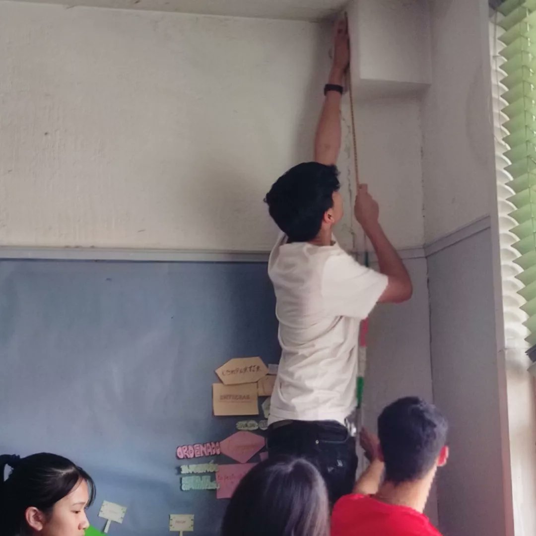 colegiovedruna's tweet photo. Ha ocurrido una catástrofe y el aire va ser irrespirable. Alumnos de 3° ESO calculan el volumen de oxígeno del aula, cuánto tiempo les durará y qué medidas adoptar para sobrevivir. Todo ello gracias a las Matemáticas, la Geometría y las nuevas tecnologías. #somosvedruna https://t.co/cMos8U9caM
