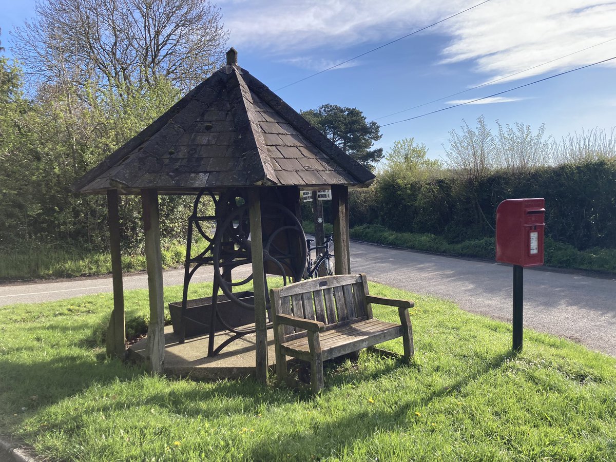Photos from cycle ride into North Herts this morning, including more modern (70’s?) postbox
#cycling #NorthHerts #postboxsaturday 
#waterpump