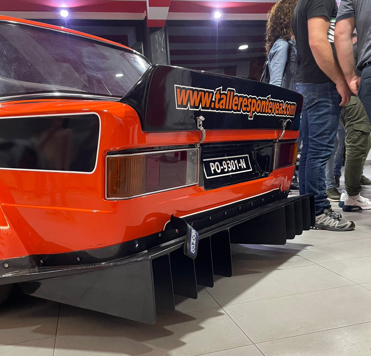 PeAChapaRacing's tweet photo. En la jornada de ayer, el piloto estradense Roberto Barreiro presentó su proyecto para este 2023. Con un Seat 124 renovado, tanto mecánica, como estéticamente, disputará el Campeonato de Galicia de Montaña, además de dos pruebas fuera de nuestra comunidad. https://t.co/JyPiN1bxhi