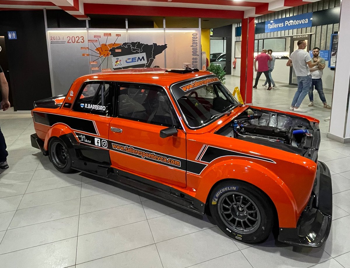 PeAChapaRacing's tweet photo. En la jornada de ayer, el piloto estradense Roberto Barreiro presentó su proyecto para este 2023. Con un Seat 124 renovado, tanto mecánica, como estéticamente, disputará el Campeonato de Galicia de Montaña, además de dos pruebas fuera de nuestra comunidad. https://t.co/JyPiN1bxhi
