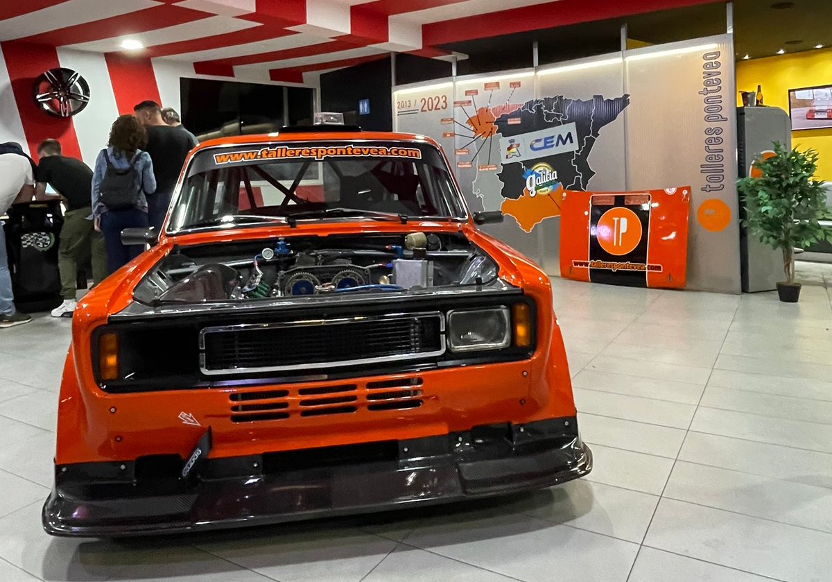 PeAChapaRacing's tweet photo. En la jornada de ayer, el piloto estradense Roberto Barreiro presentó su proyecto para este 2023. Con un Seat 124 renovado, tanto mecánica, como estéticamente, disputará el Campeonato de Galicia de Montaña, además de dos pruebas fuera de nuestra comunidad. https://t.co/JyPiN1bxhi