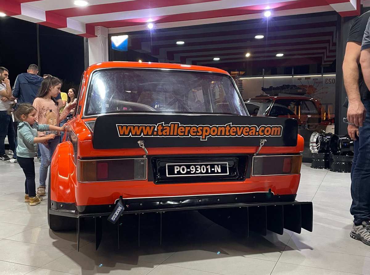 PeAChapaRacing's tweet photo. En la jornada de ayer, el piloto estradense Roberto Barreiro presentó su proyecto para este 2023. Con un Seat 124 renovado, tanto mecánica, como estéticamente, disputará el Campeonato de Galicia de Montaña, además de dos pruebas fuera de nuestra comunidad. https://t.co/JyPiN1bxhi