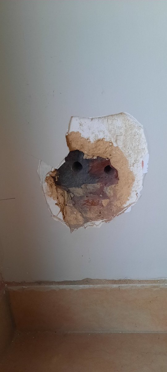 Isabvanv's tweet photo. Help!
We hebben twee gaten  geboord in een binnenmuur van de ene kamer naar de andere en dit is het resultaat. Iemand een idee hoe we dit weer kunnen fiksen? De put is zeker 5 cm diep. #dtv https://t.co/fXUIpPTrk6