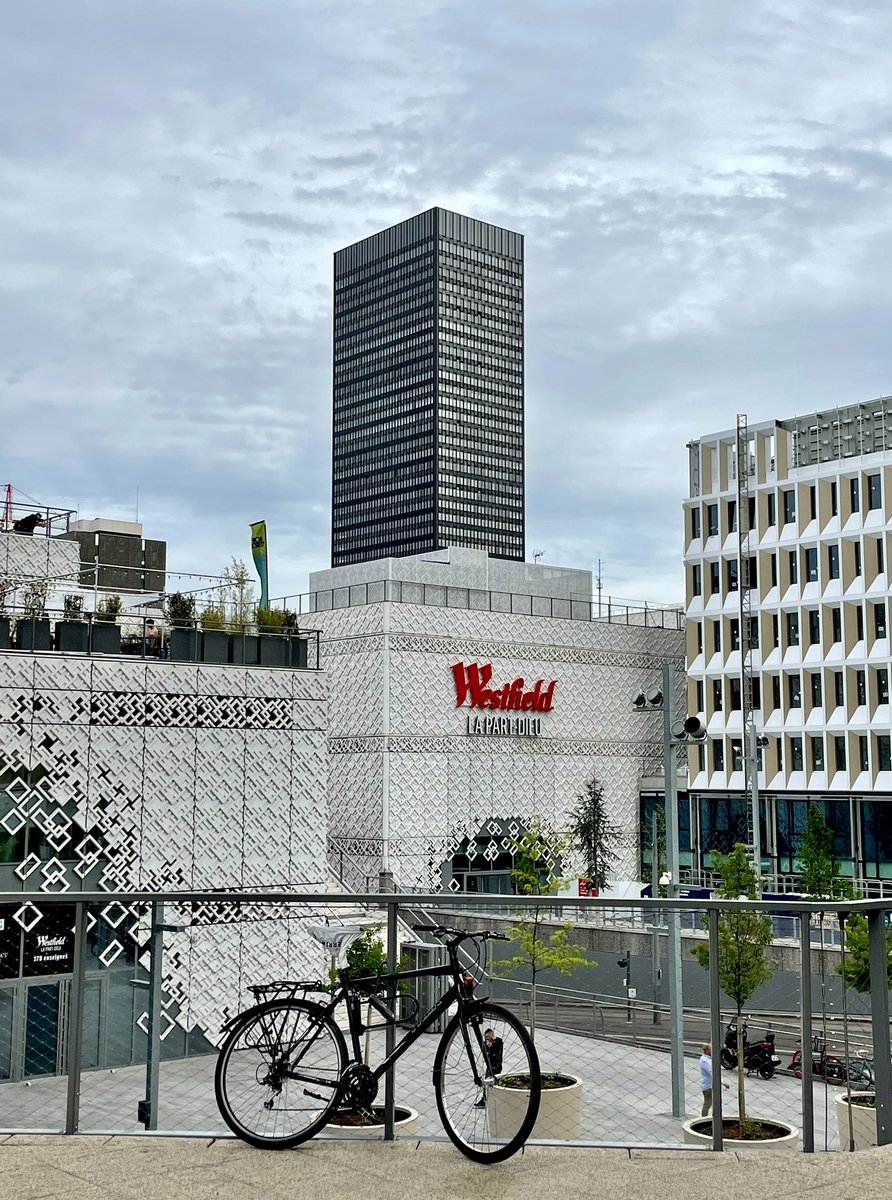 La grue devenue toute petite tire sa révérence ! #ToLyon #PartDieu #Lyon #garedelapartdieu #LyonPartDieu #vinciimmobilier #dpa_official #reinventonslapartdieu #gratteciel