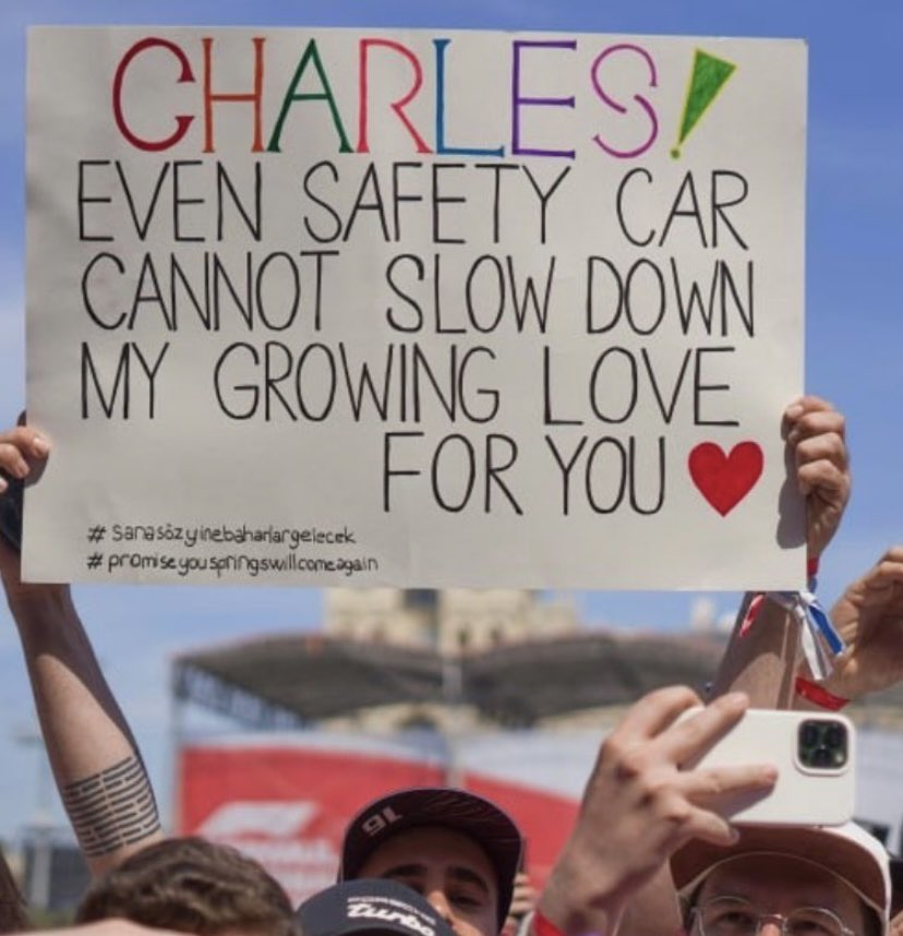 F1Krampon's tweet photo. 🪧 Azerbaycan'da bir taraftarın açtığı pankart. 

"Güvenlik aracı bile sana büyüyen sevgimi yavaşlatamaz Charles.❤️" https://t.co/PthokDNemq
