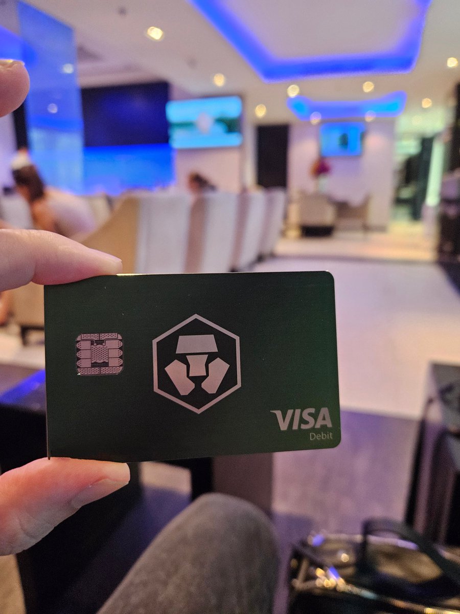 ✈️ Next stop, Oman Air First & Business Class Lounge. Can't beat the luxury and comfort, all thanks to my #CryptoCom jade green debit card! 🙌  🌏 #LoungeAccess #TravelWithCryptoCom