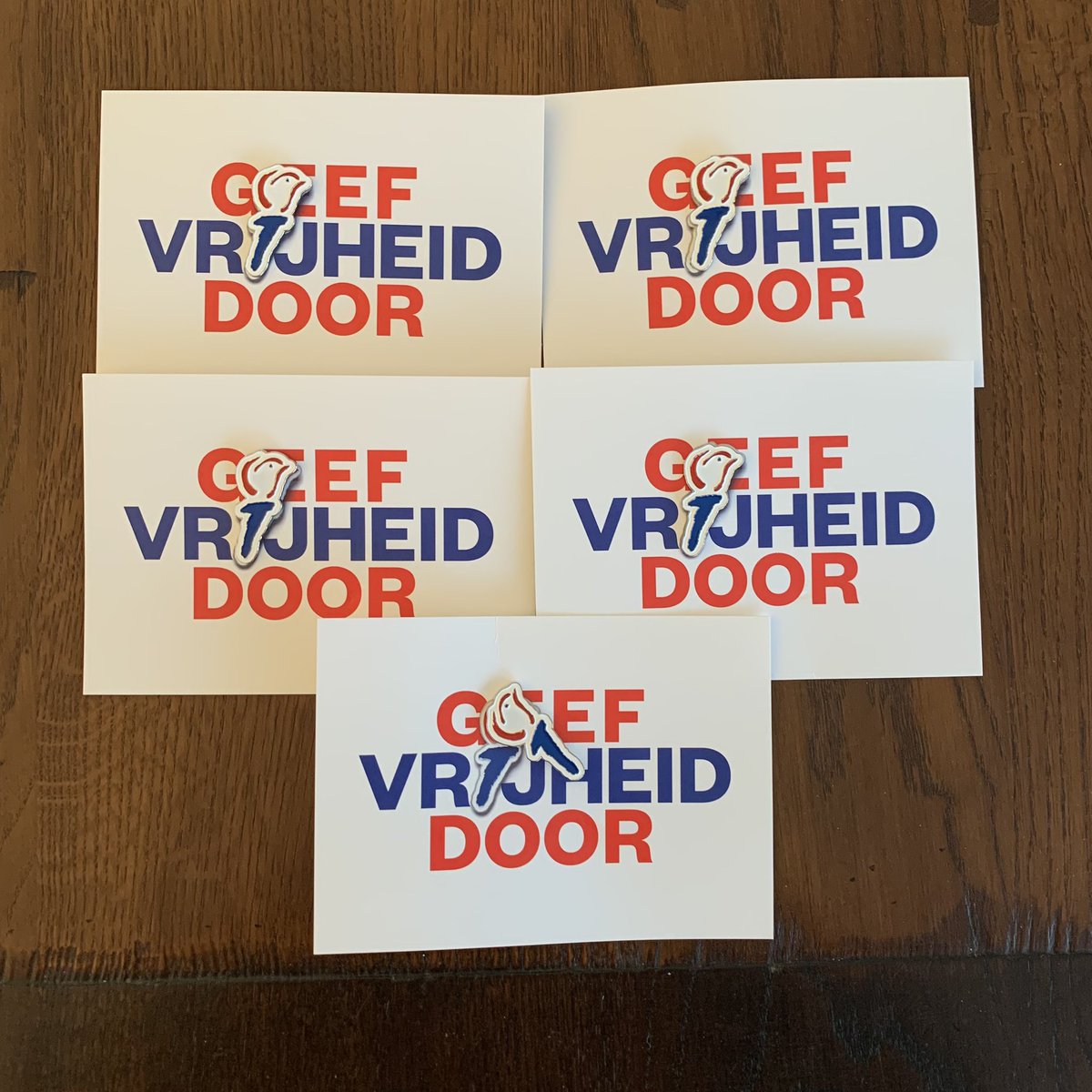 DeZiekenpa's tweet photo. De komende dagen 2 van deze #Vrijheidspins doorgeven. 
#4mei #5mei. 
@Comite4en5mei https://t.co/JBYgLBeUAE