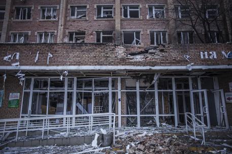 Il bombardamento di ieri a #Donetsk ha colpito il reparto di traumatologia: 10 feriti tra i ricoverati ed è andata distrutta l'unica macchina per la risonanza magnetica nella #DPR.
Si parlò tanto del falso attacco all'#ospedale di #Mariupol da parte russa ma totale silenzio ora.