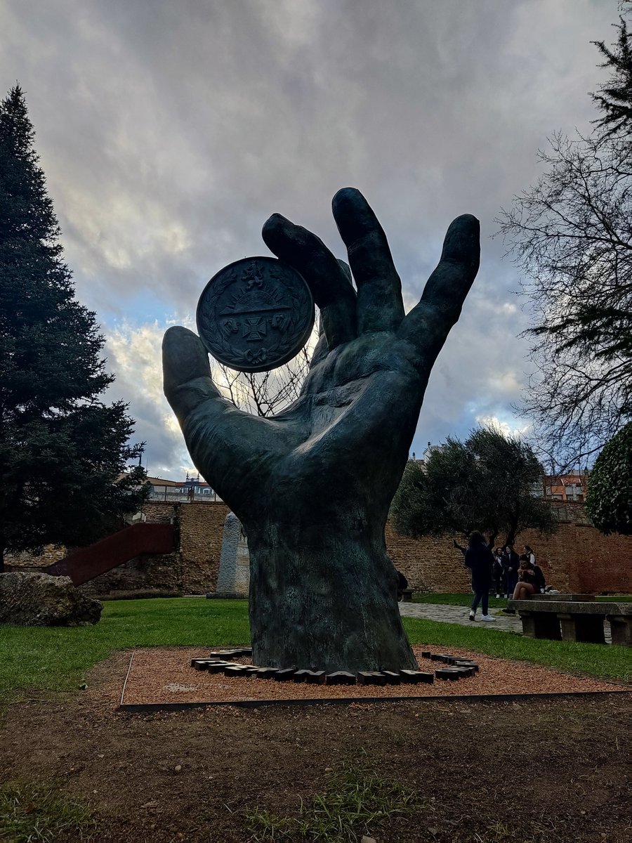ACN_Veterinario's tweet photo. Hoy es el día mundial de la veterinaria! ⚕️🐂🐄🐕🐓🐥
Los veterinarios somos una pieza clave en la Salud Universal y por ello abrimos hoy un hilo especial! 👇🏾

Monumento a la Veterinaria de León @colvetleon @ocvespana https://t.co/O1QIL2hyvi