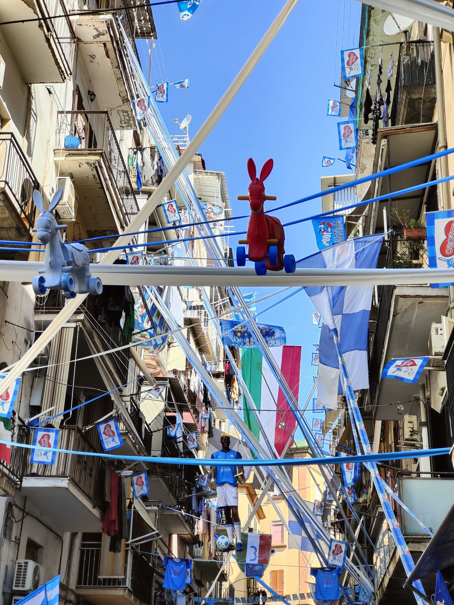 carmelo_cutolo's tweet photo. #Napoli si prepara a festeggiare lo #scudetto #3scudetti #festatricolore #seriea #napolicampioneditalia #napoliritornacampione https://t.co/r3372vSVVK