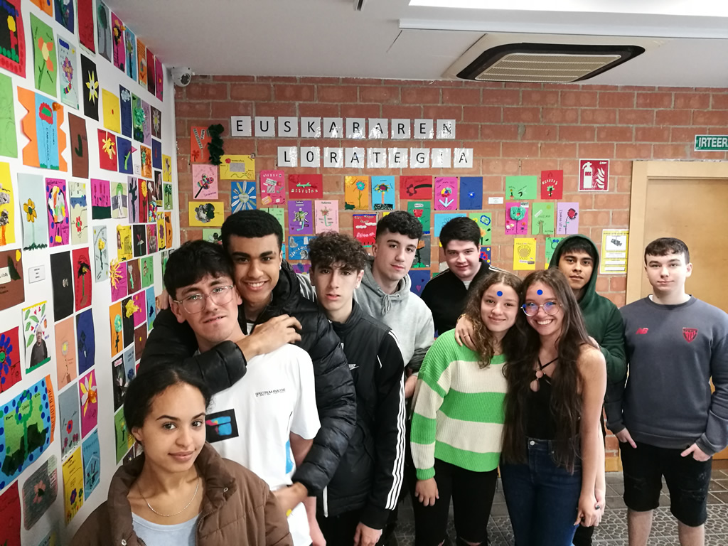 SopenaBilbao's tweet photo. Alumnado de segundo de Bachillerato realiza una visita a "Euskararen Etxea", la Casa del Euskera.
En esta visita, el alumnado ha podido trabajar la riqueza lingüística del idioma y su historia.
https://t.co/EzH83yd2Kw
#LaOportunidaddeSuperarte
#contigosopeñaesmás https://t.co/XUvvegDjJM