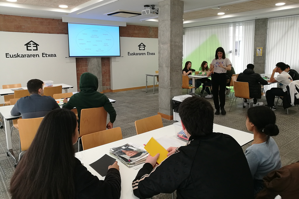 SopenaBilbao's tweet photo. Alumnado de segundo de Bachillerato realiza una visita a "Euskararen Etxea", la Casa del Euskera.
En esta visita, el alumnado ha podido trabajar la riqueza lingüística del idioma y su historia.
https://t.co/EzH83yd2Kw
#LaOportunidaddeSuperarte
#contigosopeñaesmás https://t.co/XUvvegDjJM