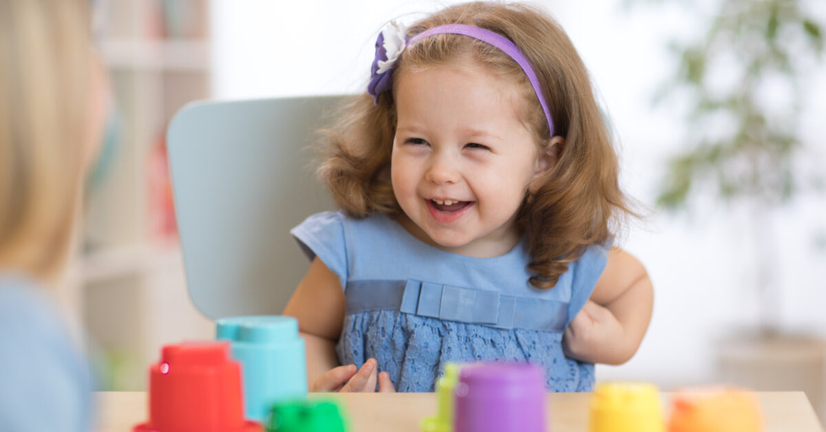 أول زيارة للطفل لطبيب الأسنان تكون مع بزوغ أول سن للطفل 

ولكن يستغرب الأهالي لماذا تتم زيارة الطفل للعيادة وهو لايعاني من اي مشكلة ؟!

وهذا سؤال جميل جدًا وتتوقعون لماذا ؟ 

ننتظر اجاباتكم وبعدين راح نعطيكم الجواب 🤩😍