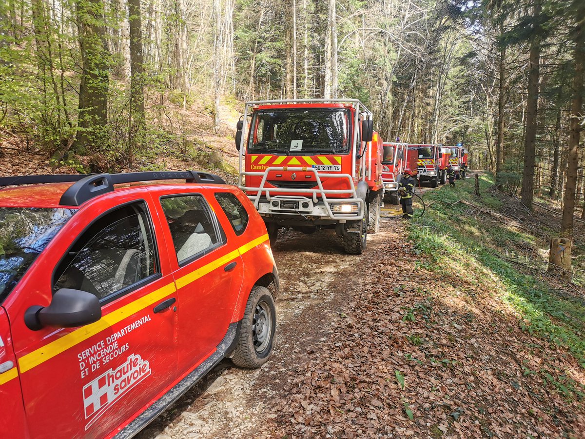 SDIS_74's tweet photo. Pour faire face à des sollicitations de plus en plus fréquentes, le #SDIS74 se prépare pour l'avenir en élargissant son groupe de spécialistes des feux d'espaces naturels. 20 stagiaires se sont entraînés cette semaine à répéter les manœuvres de lutte contre les #FeuxDeForêt https://t.co/nbUKHPvwlf