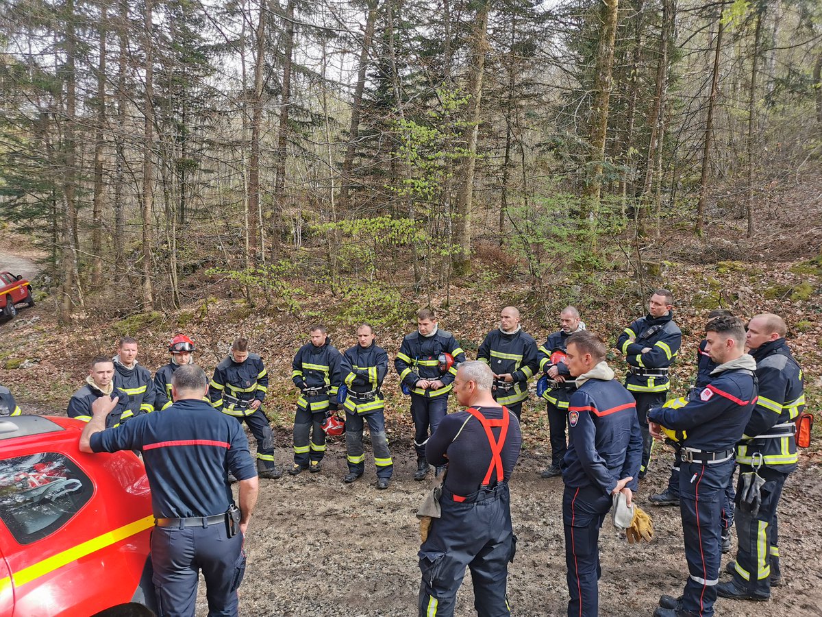 SDIS_74's tweet photo. Pour faire face à des sollicitations de plus en plus fréquentes, le #SDIS74 se prépare pour l'avenir en élargissant son groupe de spécialistes des feux d'espaces naturels. 20 stagiaires se sont entraînés cette semaine à répéter les manœuvres de lutte contre les #FeuxDeForêt https://t.co/nbUKHPvwlf