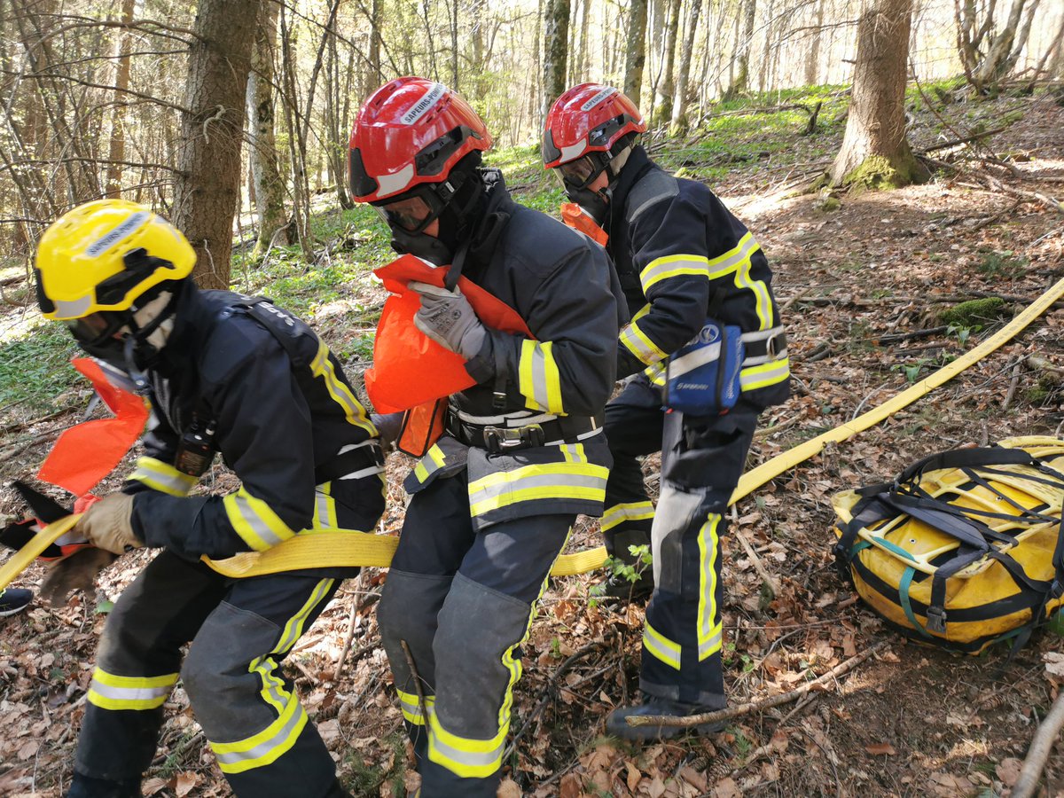 SDIS_74's tweet photo. Pour faire face à des sollicitations de plus en plus fréquentes, le #SDIS74 se prépare pour l'avenir en élargissant son groupe de spécialistes des feux d'espaces naturels. 20 stagiaires se sont entraînés cette semaine à répéter les manœuvres de lutte contre les #FeuxDeForêt https://t.co/nbUKHPvwlf
