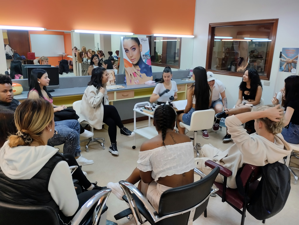 SopenaBilbao's tweet photo. Alumnado de Imagen Personal recibe una formación sobre Nuevas Técnicas de Uñas, por parte de Thuya Professional Line.
https://t.co/9rOsHnxaXh
#LaOportunidaddeSuperarte
#ContigoSopeñaEsMás https://t.co/v8yx0X6NVY