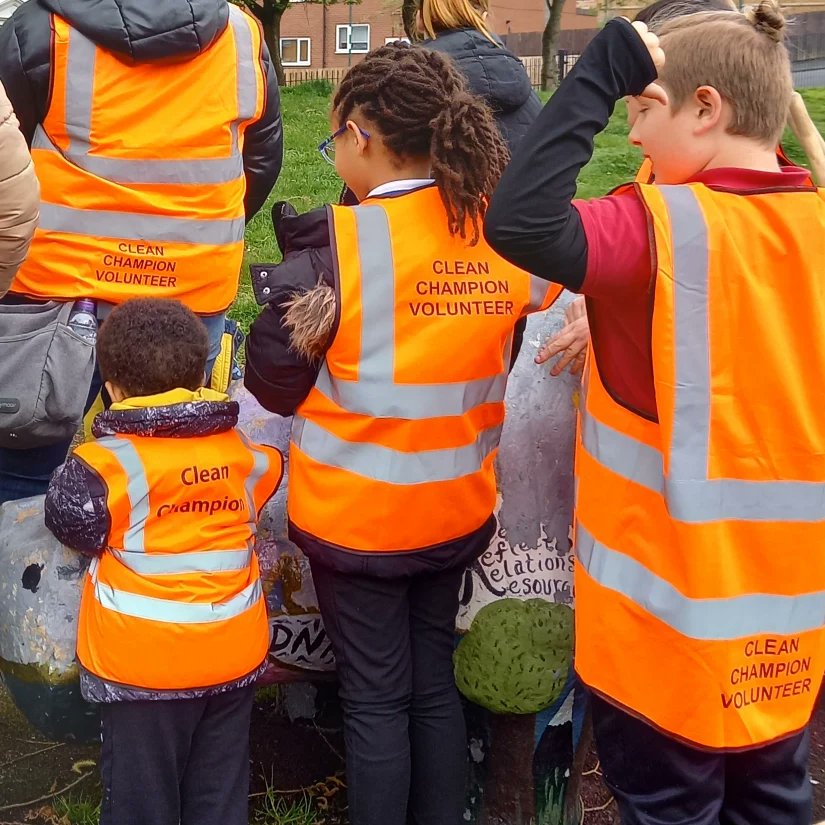 Orange vest takeover of Gawthorne St Park for the first of our monthly action sessions yesterday ✴️ Several people got in touch about wanting to improve their park, so we made it happen!

Special shoutout to Northgate Primary's super committed Eco Team 🌱💚