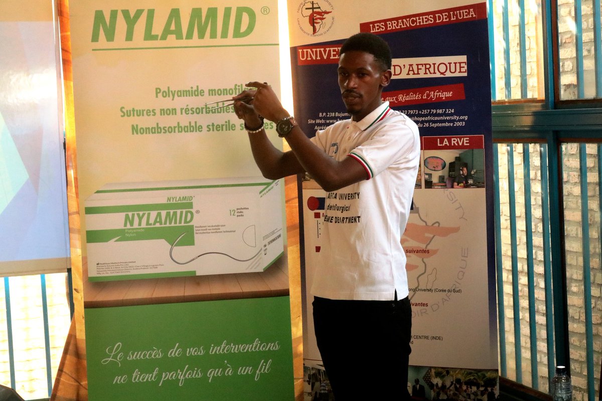 La suite de la séance fut un exposé sur une portion des différents  instruments utilisés dans la pratique chirurgicale. La subséquence de l'exposé a été une leçon sur les sutures chirurgicales, ce qui était l'éminence du jour. (2)