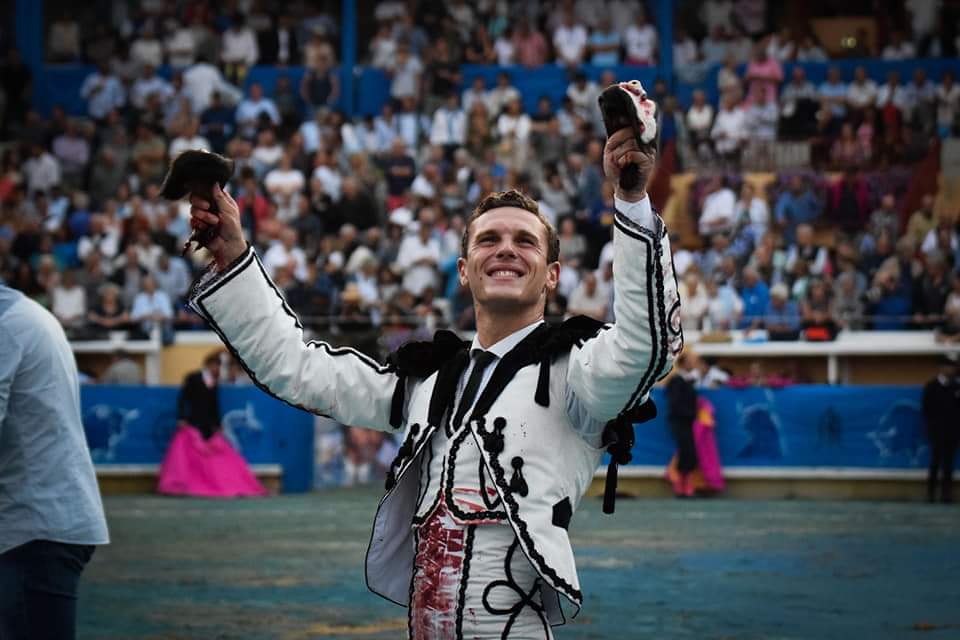 ArenesDeBayonne's tweet photo. #BAYONNE 
Feria del Atlántico
Viernes 1 de septiembre - "Corrida goyesca azul".
- @JuanLealweb
- @RocaRey 
- @adriensalenc 
Toros de Garcigrande https://t.co/NEjq5TL4hI