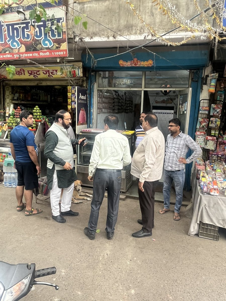 KumaarSaagar's tweet photo. दिल्ली में “राम जी” के नाम से मीट की दुकान का नाम रखा गया था।

लेकिन भाजपा नेता @BubbyBhaiBJP की टीम ने बोर्ड हटवा दिया गया है। https://t.co/83WBpdAULg