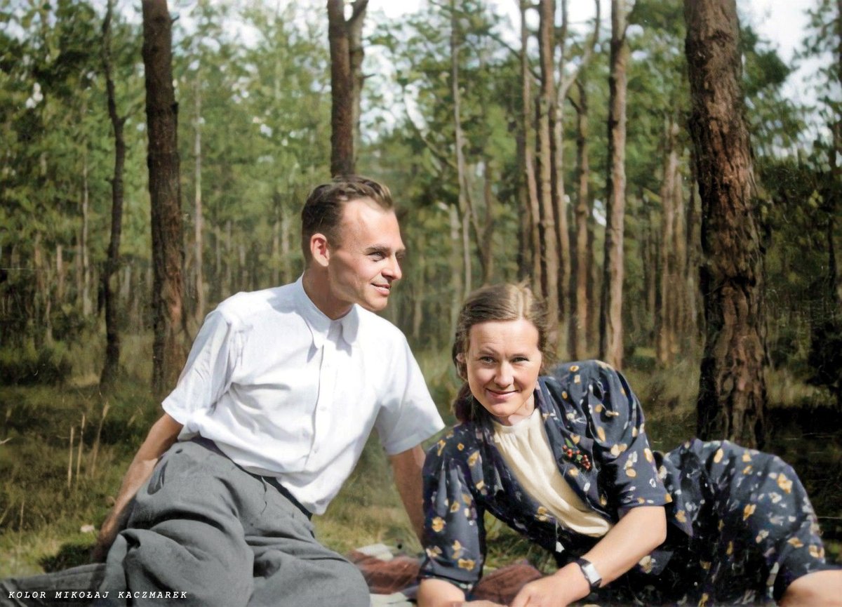 KolorHistorii's tweet photo. 🇵🇱Witold Pilecki z żoną, Legionowo rok 1944.
Super majówki! 🙂 https://t.co/y339u2q7Ol