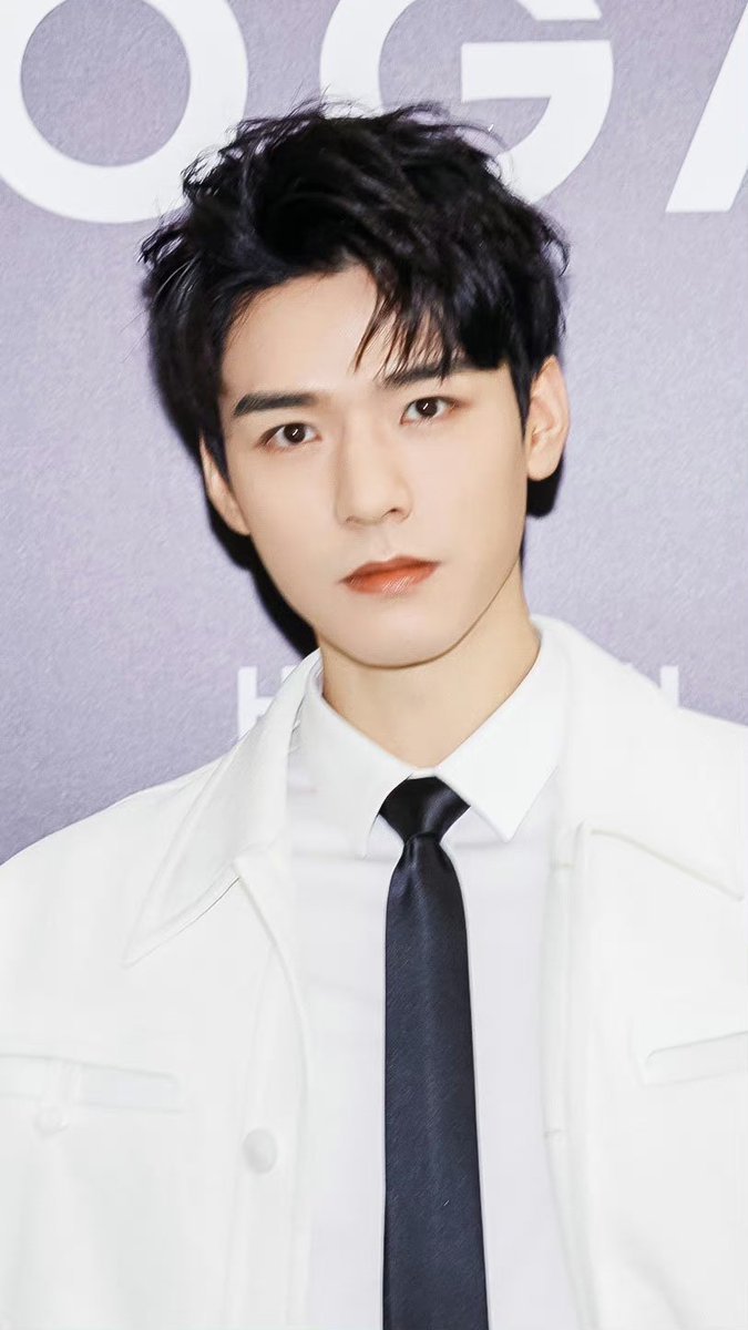 coordinine's tweet photo. GONG JUN X LOUIS VUITTON
有没有俊味仙可以互关一下？
#GongJunLVPreFall23
#공준 #LVPREFALL2 https://t.co/nywlOomEHc