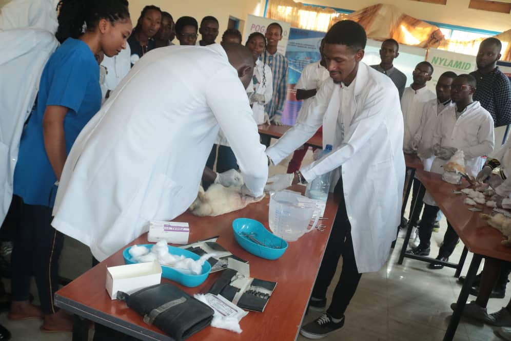 La séance a été dispensée par  le toubib Théophile Ntahompagaze, chirurgien et encadreur de <a href="/hau_sss/">HAU-SSS</a>. (3)
