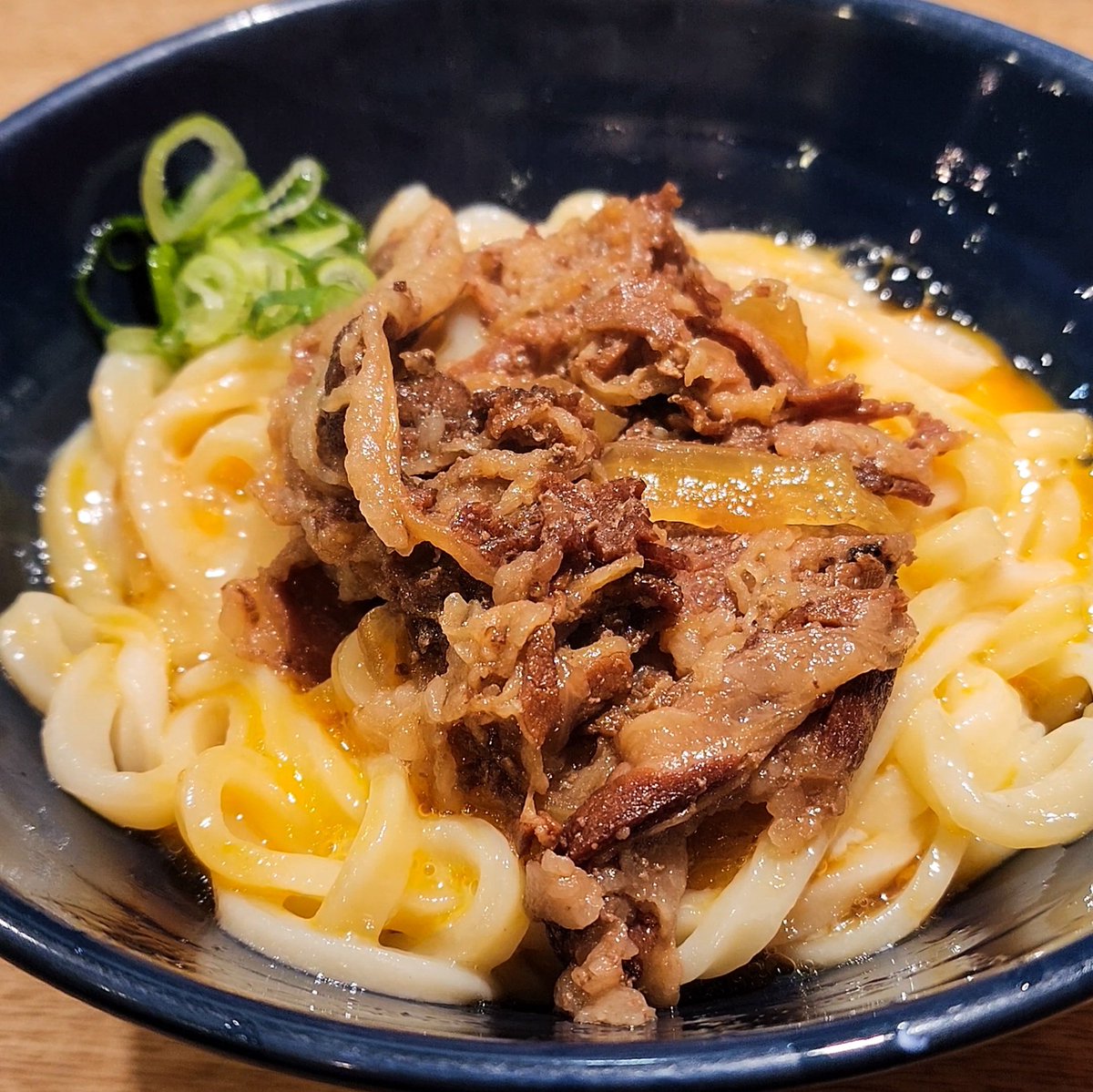 #รีวิวโตเกียว พากินอุด้งคิวยาวย่านชินจุกุ ร้านนี้ฮอตมาก เป็นร้านแนะนำใน #Tabelog ทีเด็ดคือเส้นสด มีความนุ่มหนึบ วัตถุดิบอื่นๆ ก็คือปัง เมนูแนะนำ Udon+butter ต้องลอง!

📌 Udon Shin (ต้องจองคิวก่อน ดูวิธีจองในเทรด)
#รีวิวญี่ปุ่น #Tokyo #เที่ยวญี่ปุ่น <a href="/aroii/">@aroii บอกต่อ</a> #ของกินญี่ปุ่น