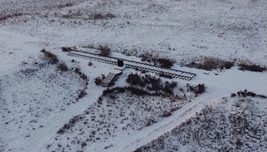 Путин в 2011-м году принял участие в торжественном пуске работ по строительству железной дороги в Туве и собственноручно забил первый костыль в шпалу. Вот результат спустя 12 лет. Лучший памятник эпохе.

Тува - один из нескольких регионов в России, в котором нет железных дорог