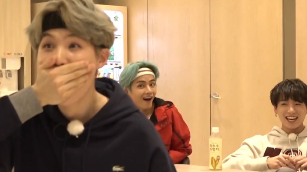 luvmytannie's tweet photo. powiem wam, że Hybe ostatnio sobie trochę plusuje, MV Enha w Polsce? ubrania polskich marek u Bangtan? Koncert TXT w kinach? wiedza o polskich chartach OLiS? 

jestem serio zaskoczona https://t.co/5d8YNaBqky