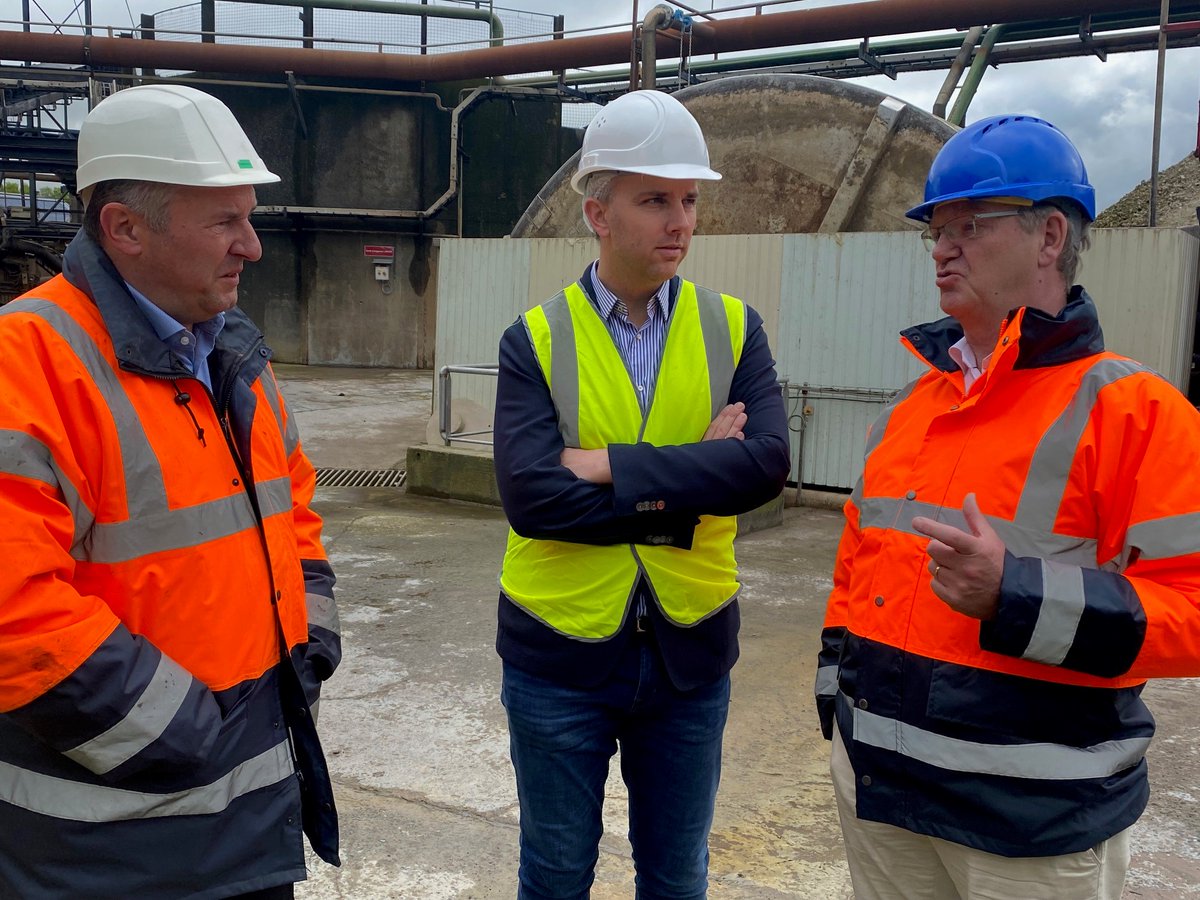 cbb_fr's tweet photo. Vandaag was @tomvdkendelaere lid v/h Eur. Parlement, op bezoek in de suikerfabriek van Fontenoy. Samen met suikerfabrikanten Iscal en @Raf_Tirlemont
hebben we onze sector voorgesteld en onze behoeften en uitdagingen besproken. Bedankt voor het aangename &amp; constructieve bezoek! https://t.co/ZhQKhzVyym