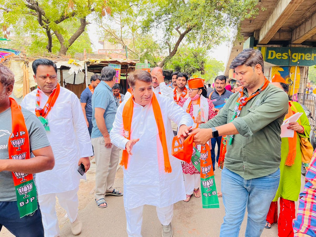MadhuriSinghbjp's tweet photo. घर घर जनसंपर्क कार्यक्रम के अंर्तगत वार्ड नं 49 के खटिग मौहल्ले में भाजपा पार्षद प्रत्याशी माधुरी सिंह जी के समर्थन में भारतीय जनता पार्टी के वरिष्ठ नेता श्री कृष्ण कुमार शर्मा"मुन्ना भैया" एड० जी द्वारा जनसंपर्क कर भाजपा पार्षद प्रत्याशी के पक्ष में लोगो से मतदान करने की अपील की https://t.co/Nf9ccsGi88