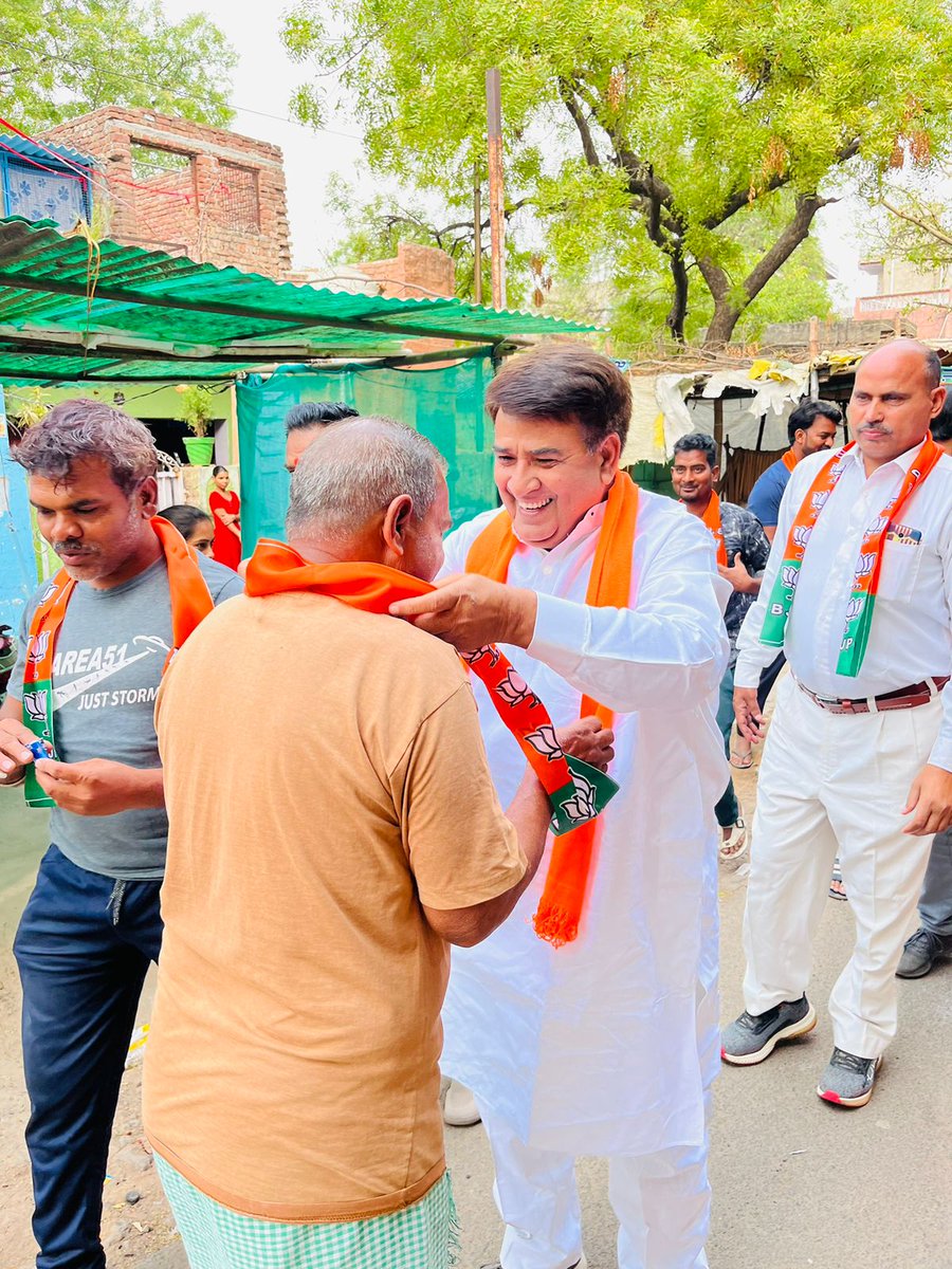 MadhuriSinghbjp's tweet photo. घर घर जनसंपर्क कार्यक्रम के अंर्तगत वार्ड नं 49 के खटिग मौहल्ले में भाजपा पार्षद प्रत्याशी माधुरी सिंह जी के समर्थन में भारतीय जनता पार्टी के वरिष्ठ नेता श्री कृष्ण कुमार शर्मा"मुन्ना भैया" एड० जी द्वारा जनसंपर्क कर भाजपा पार्षद प्रत्याशी के पक्ष में लोगो से मतदान करने की अपील की https://t.co/Nf9ccsGi88