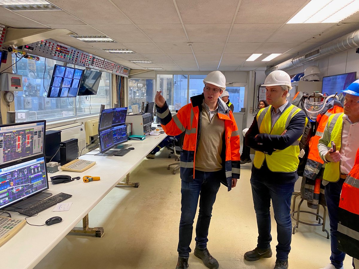 cbb_fr's tweet photo. Vandaag was @tomvdkendelaere lid v/h Eur. Parlement, op bezoek in de suikerfabriek van Fontenoy. Samen met suikerfabrikanten Iscal en @Raf_Tirlemont
hebben we onze sector voorgesteld en onze behoeften en uitdagingen besproken. Bedankt voor het aangename &amp; constructieve bezoek! https://t.co/ZhQKhzVyym