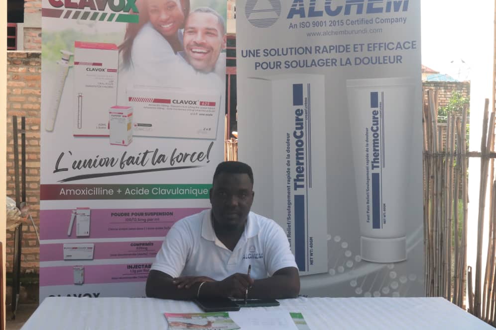 Signalons aussi la partcipation pratique d'ALCHEM dont le représentant a donné une brève exposition sur un des médicaments les plus utilisés en post-opératoire, le clavox. (4)