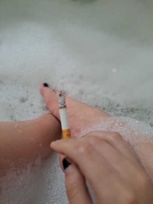 It took me so long to get into the bath. Too long really! Also really need to get rid of my cracked nail<a href="/tag/footfetish"class="tags"><span>#footfetish</span></a><a href="/tag/feet"class="tags"><span>#feet</span></a><a href="/tag/summertime"class="tags"><span>#summertime</span></a><a href="/tag/footworship"class="tags"><span>#footworship</span></a><a href="/tag/f"class="tags"><span>#f</span></a>