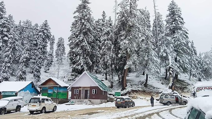 Snowjoy_Kashmir's tweet photo. Snowfall in Kashmir.
#snowfall #Kashmir #JammuAndKashmir https://t.co/mM9J4nQnEh