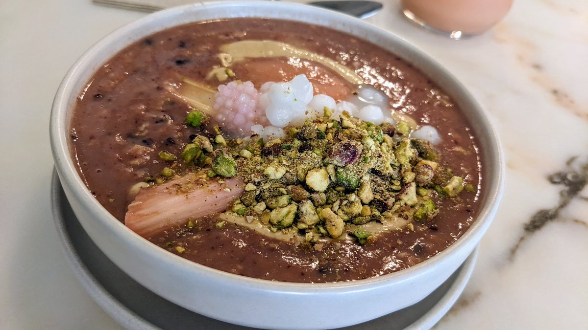 VeganOlive1's tweet photo. Matcha pancakes, cashew cream - maple syrup & rhubarb porridge at a place called #Comoba #Lisboa..OMG so πππ #Veganfood #Vegan #Cruising #Cruise #Cruiser πππ€£π±βΊοΈππ https://t.co/3alIguiwiz