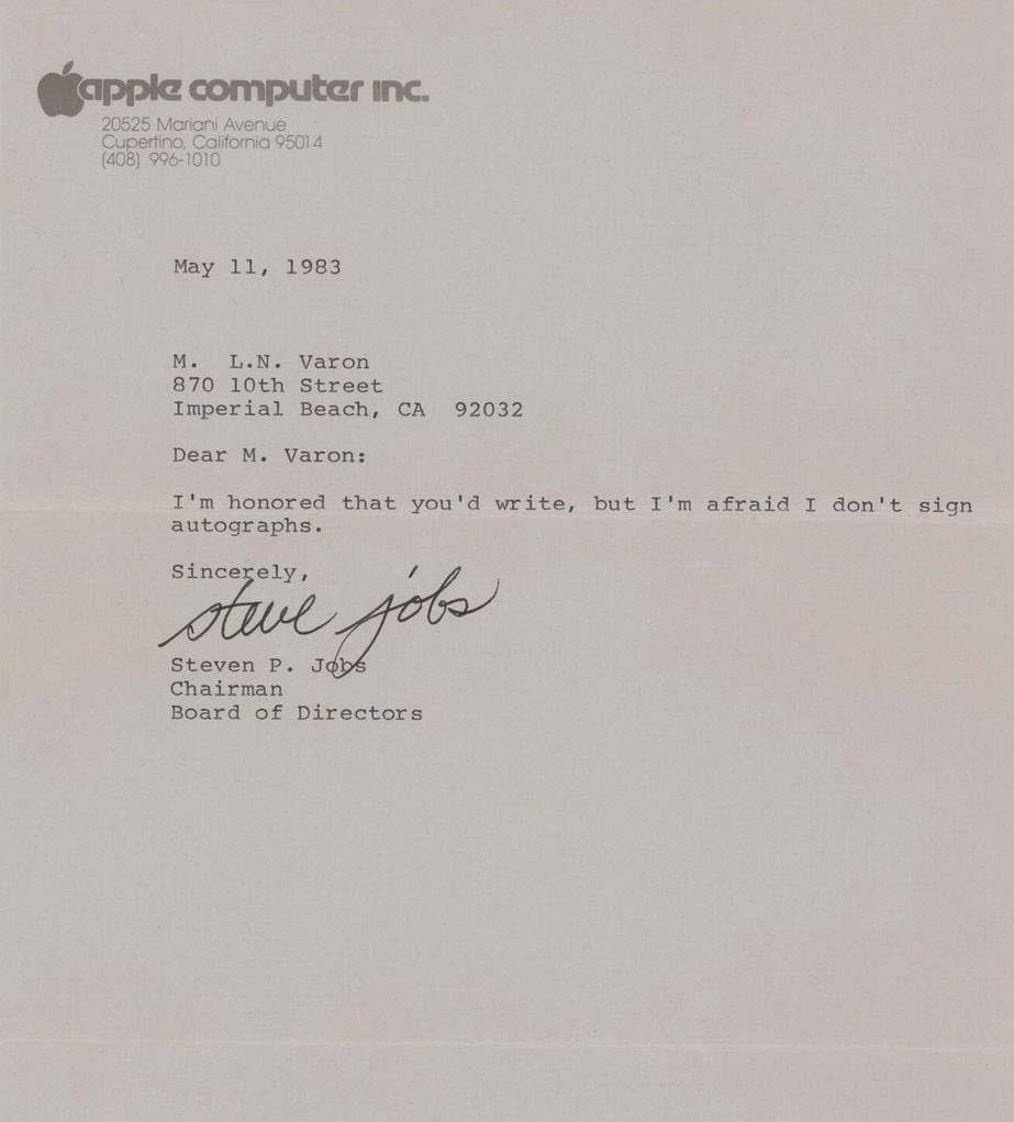 lantip's tweet photo. di tahun 1983, ada seseorang mengirim surat kepada steve jobs, meminta tandatangan.

steve jobs membalas dengan pernyataan bahwa dia bukan tipe orang yang ngasih tandatangan.

melalui surat.

yang dia tandatangani. https://t.co/T3drMNq5sR