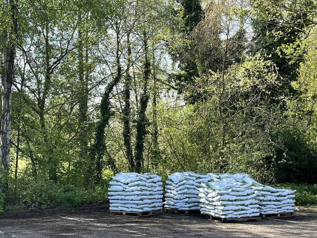 5 pallets left of compost. 

Come down to the train station car park in Sudbury to grab your 2 free bags of compost 

@BaberghDistrict  <a href="/TownOfSudbury/">Sudbury, Suffolk</a> <a href="/SudburyTC/">Sudbury Town Council</a> 

#wasteservices