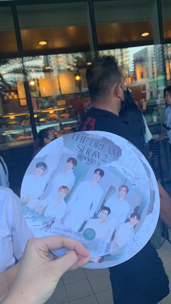 duwaeji's tweet photo. HI WE’RE OUTSIDE STARBUCKS ☺️☺️ https://t.co/wDDy0luQpo
