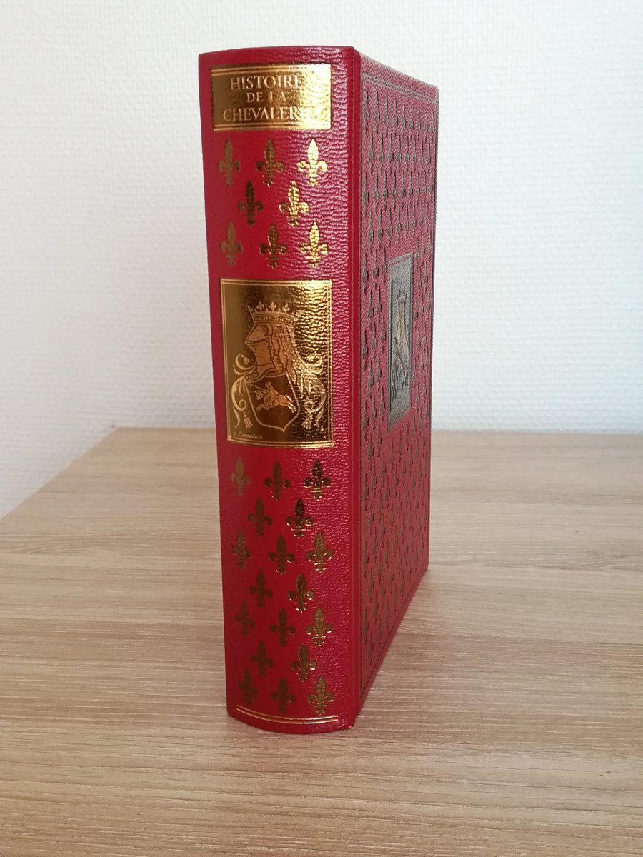 KayneCarolyn's tweet photo. Bonjour tout le monde !
J’espère que vous allez bien. J’ai reçu récemment ce très beau livre en cadeau. Pourquoi je vous montre ça ? Tout simplement parce qu’il se pourrait bien que son sujet soit en rapport avec l’histoire que j’écris…🤫
 
Bon week-end à tous !
#fantasy #livre https://t.co/YywZ1Y6rW4