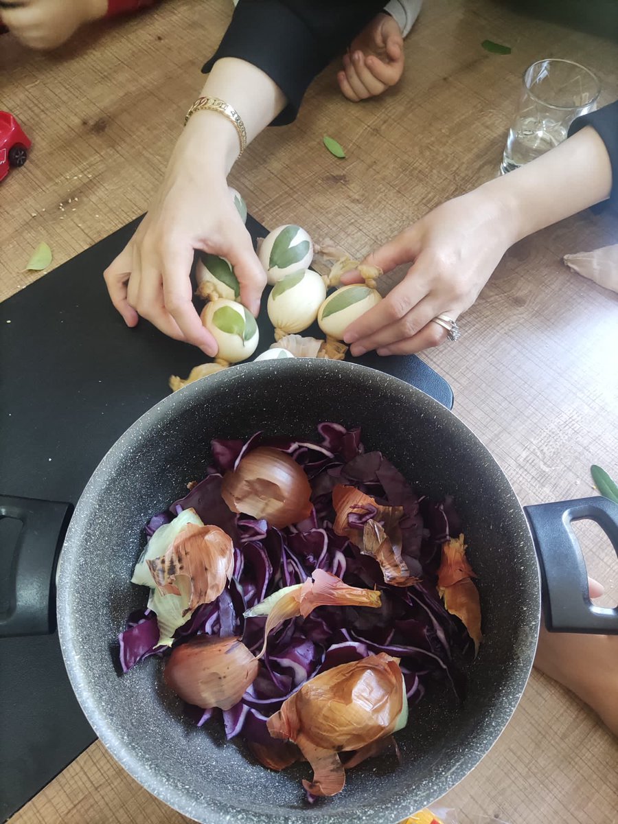 Yumurta kabuklarının üzerine bitkileri yerleştirerek bitkilerin kaynaması ile renklerin değişimini ve oluşan desenleri inceledik.  <a href="/HarusemHarran/">HARÜSEM</a> <a href="/hrumedya/">Harran Üniversitesi</a> <a href="/UrfaValiligi/">T.C. ŞANLIURFA VALİLİĞİ</a> <a href="/sanliurfammem63/">Şanlıurfa İl Milli Eğitim Müdürlüğü</a> <a href="/HaliliyeMem/">Haliliye İlçe Milli Eğitim Müdürlüğü</a> <a href="/SanliurfaBilsem/">Şanlıurfa Bilim ve Sanat Merkezi</a>