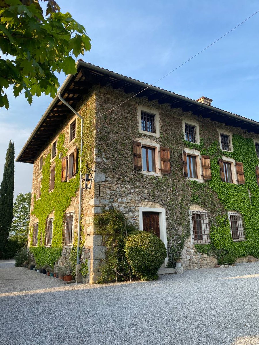 VisitFVG's tweet photo. 🏡⚔️ Adagiata fra i colli friulani tra #Fagagna e #Moruzzo, la casaforte La Brunelde dei conti d’Arcano, che l’hanno restaurata e tutt’ora la abitano, è citata già nel 1208, ed oggi conserva il fascino medievale del XIII secolo nella veste cinquecentesca!✨
#iosonofvg #fvglive https://t.co/aazWe4oVYx