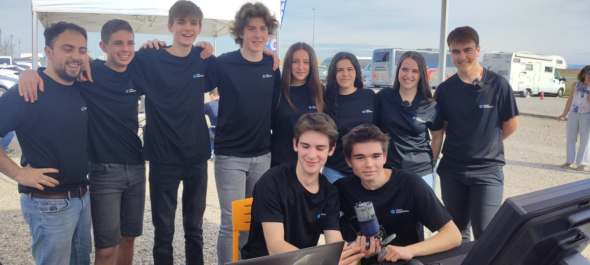 Impressionant el nivell dels equips participants d'aquest any!! Ara mateix estan acabant d'integrar els satèl·lits pel 1er llançament.