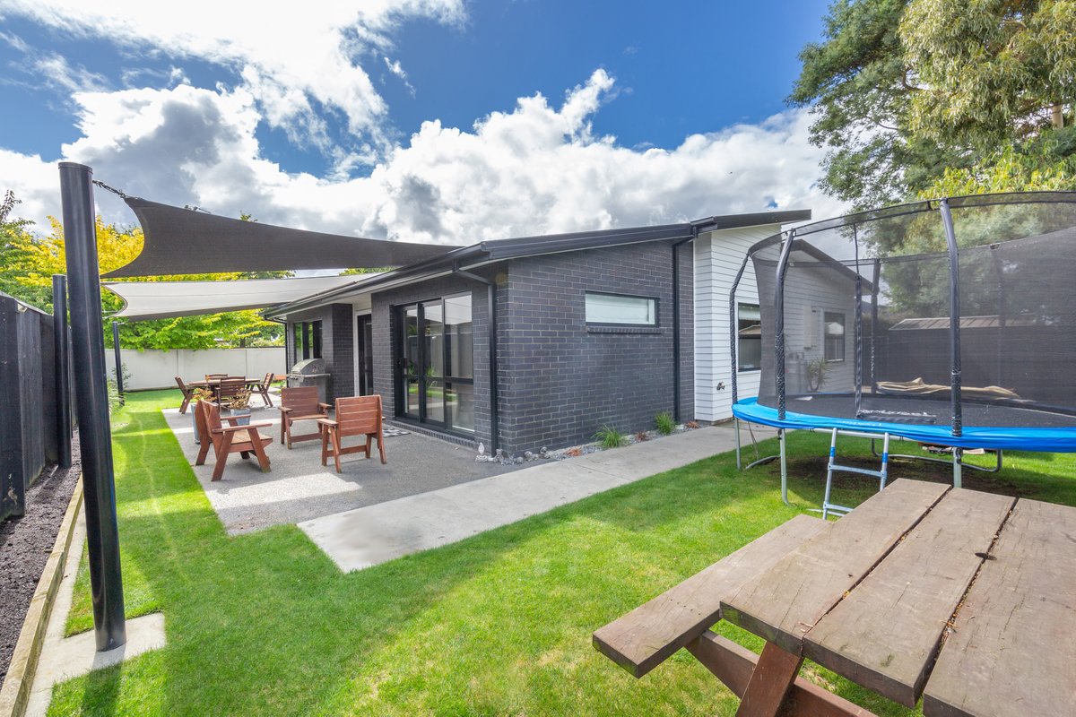 jasonrwills's tweet photo. 🏡 Charming Family Home
📍 564 Trents Rd, Prebbleton
4 🛏️ | 2 🛁 | 2 🛋️ | 2 🚗
🔎 View Sunday from 2 - 3pm

This stylishly designed home nestled in the heart of highly sought-after Prebbleton is the perfect blend of contemporary living &amp; relaxed lifestyle.
https://t.co/agab6JmzKh https://t.co/wSyCYaua37